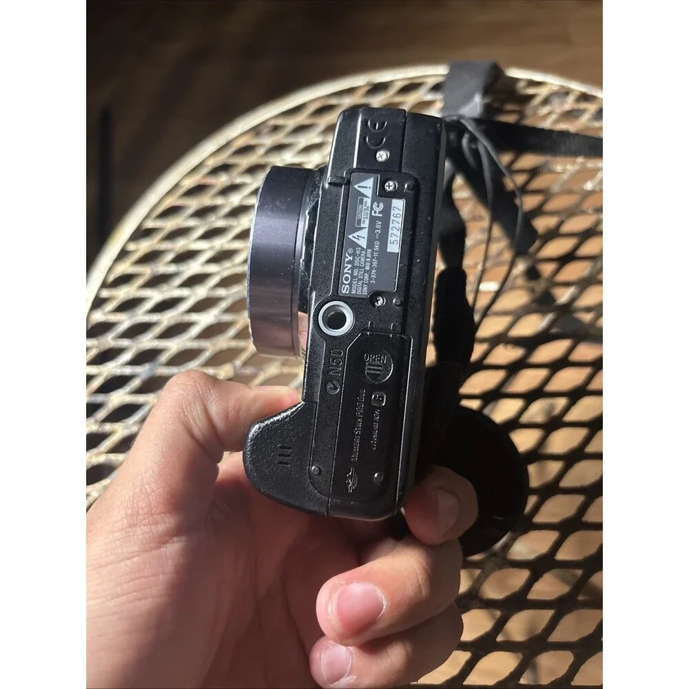 Sony Cyber-shot DSC-H3 8.1MP Digital Camera - Black Battery No Charger